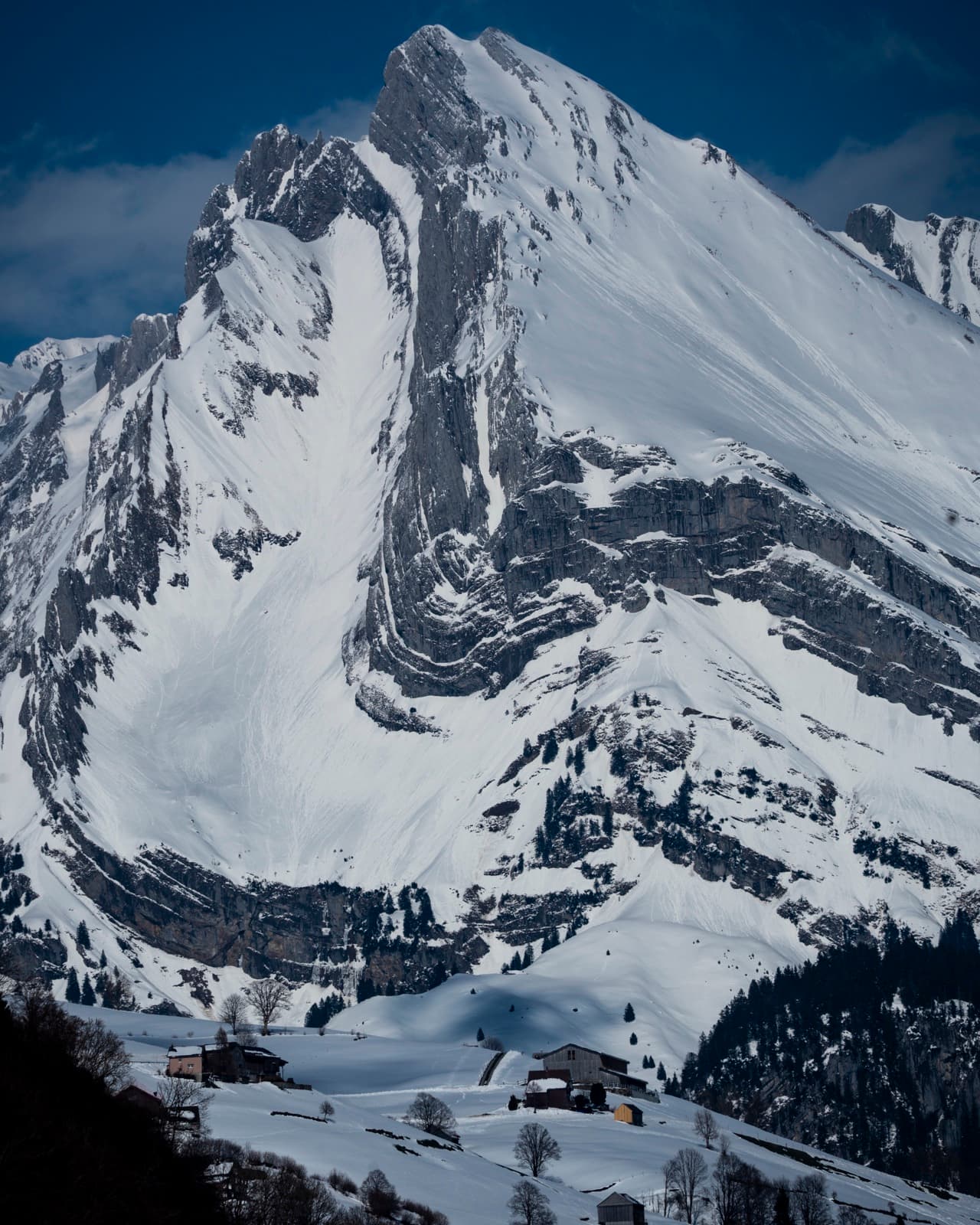 Hof am Fuss des Gipfels, Bergwelt