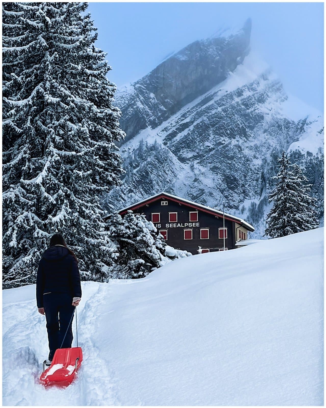 Winterwanderung zu einer verschneiten Hütte