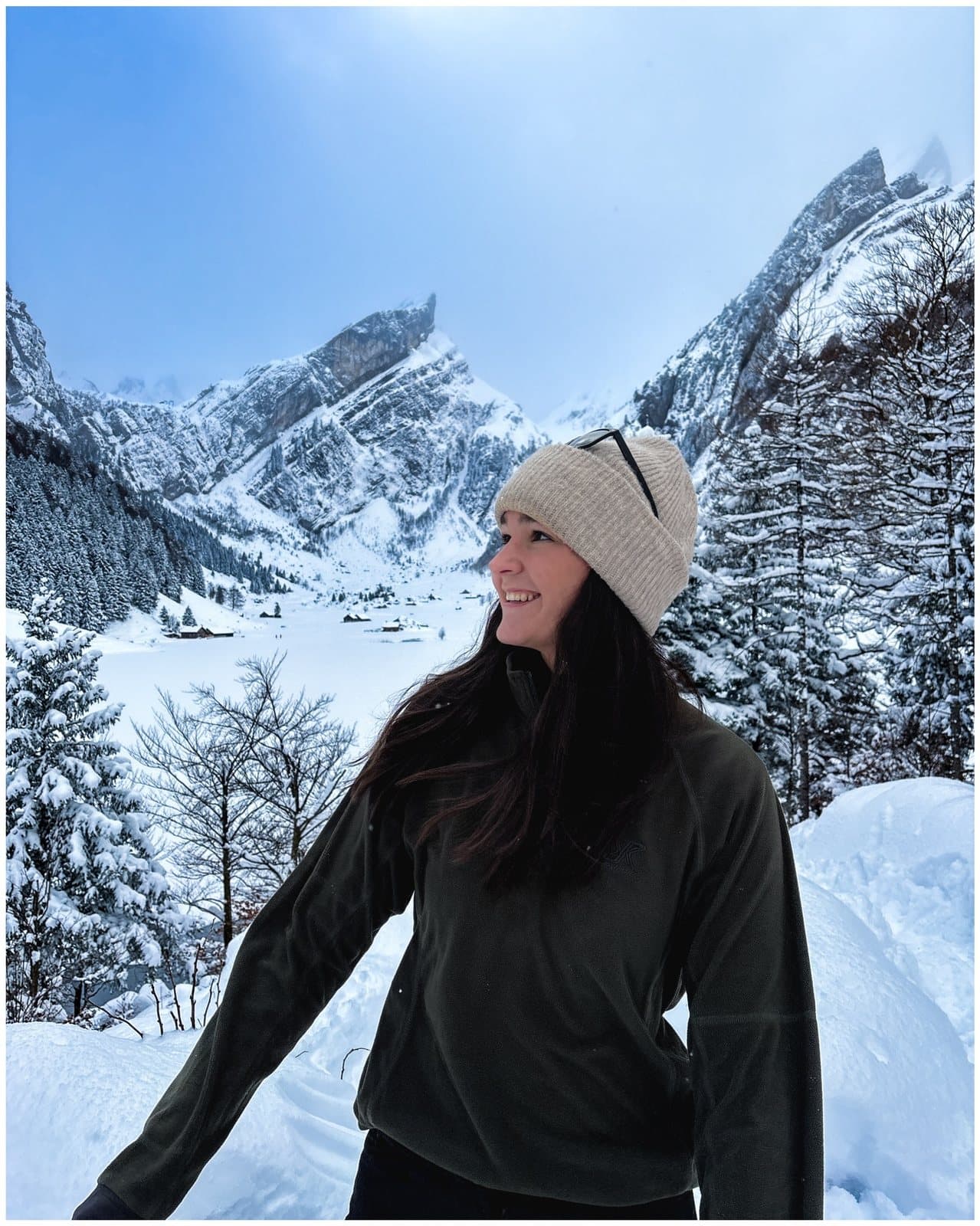 Theresia lachend im Schnee am Seealpsee, Appenzell