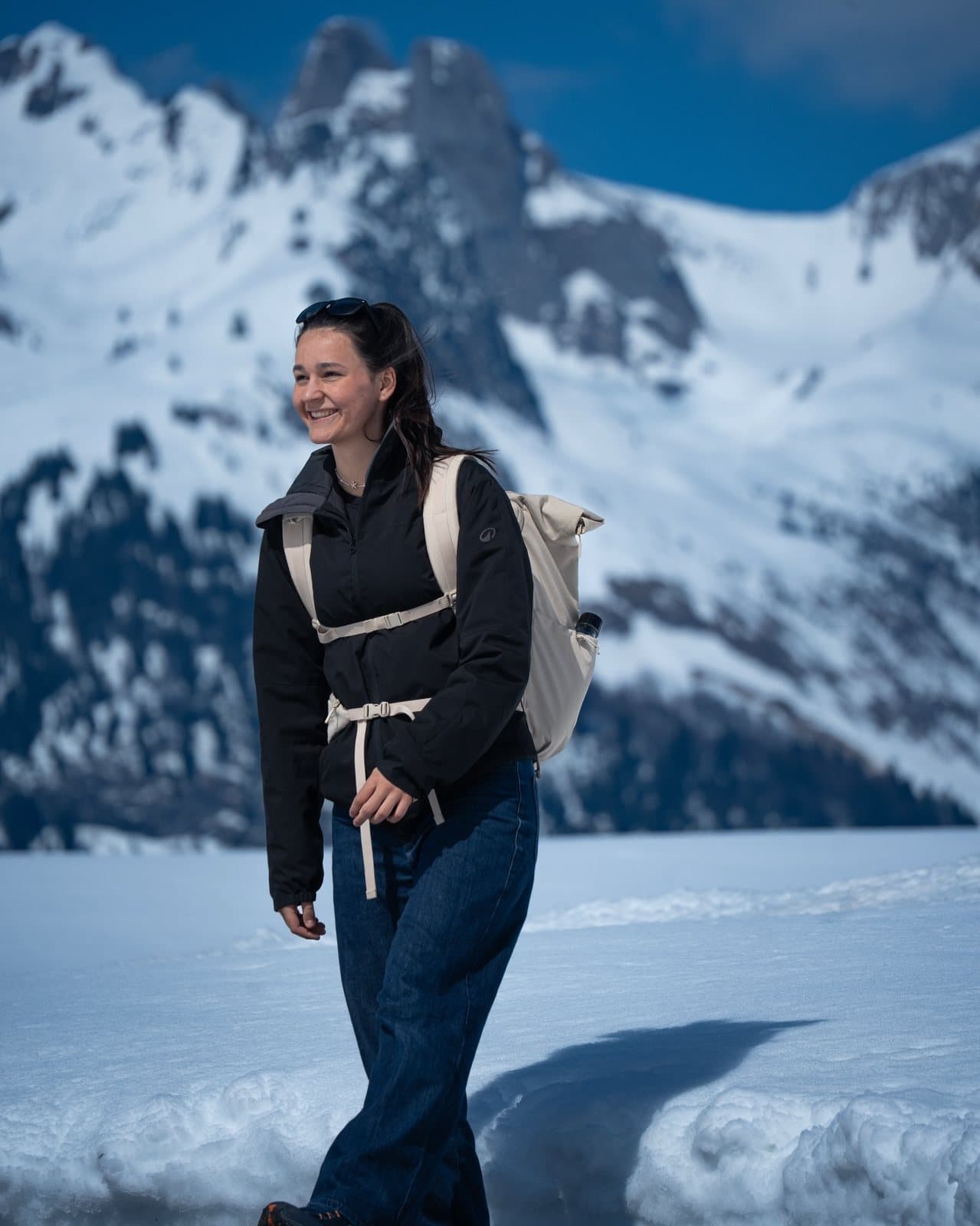 Theresia mit Rucksack im Schnee, Toggenburg
