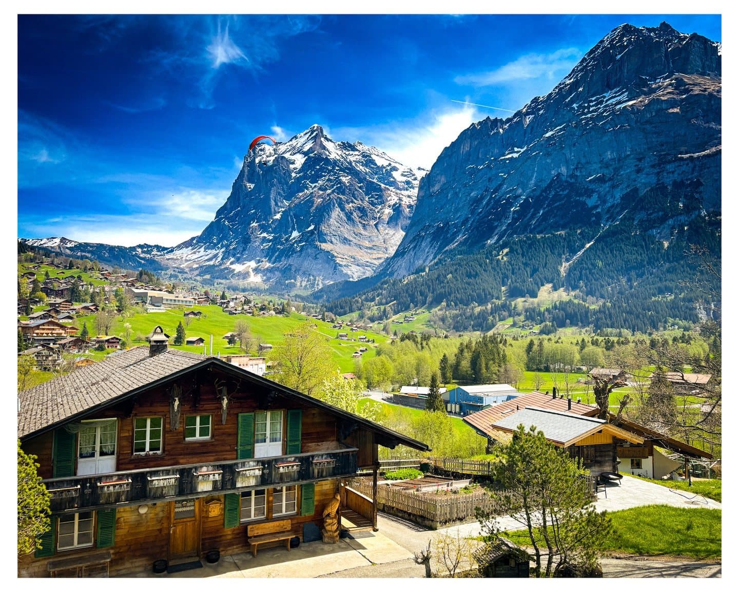 Chalet vor den Bergen bei Grindelwald