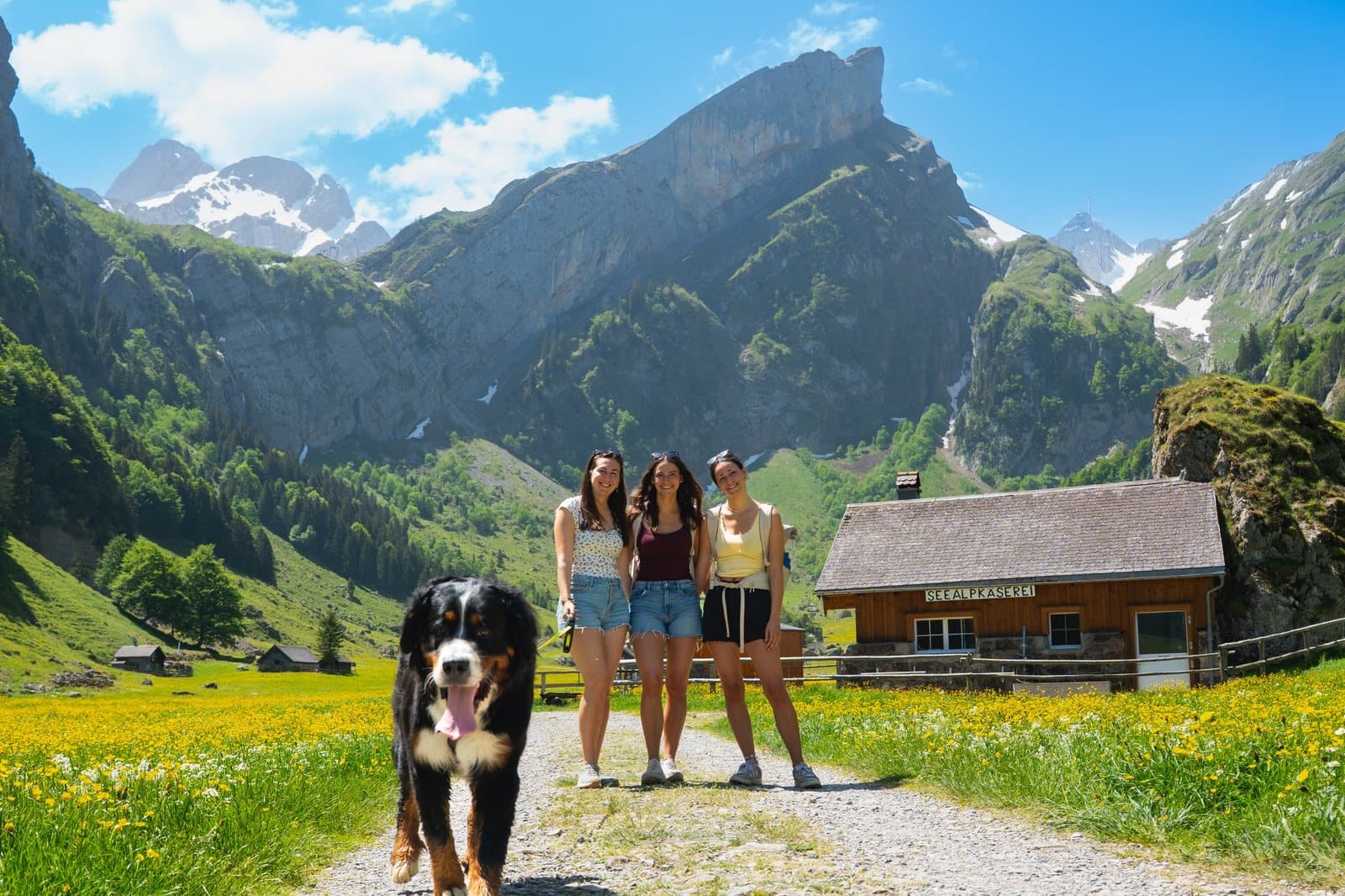 Mit Freundinnen und Hund vor einer Berghütte in Appenzell