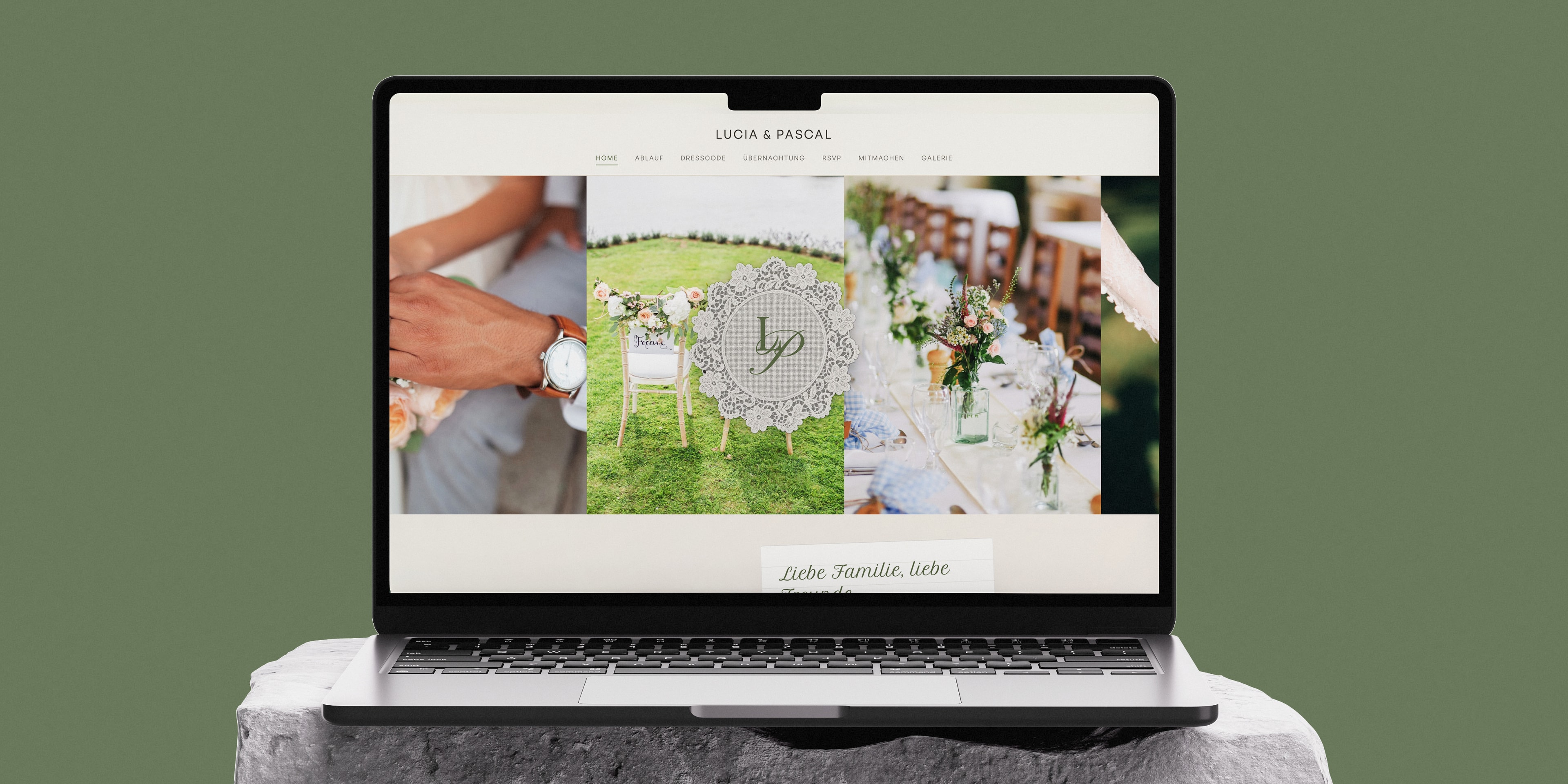 Die Startseite der Hochzeitswebsite als Mockup auf einem aufgeklappten Laptop, der auf einem Steinsockel vor grünem Hintergrund steht